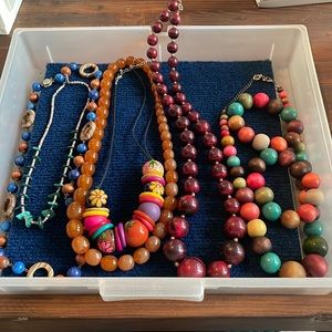 Lot of 6 womens necklaces